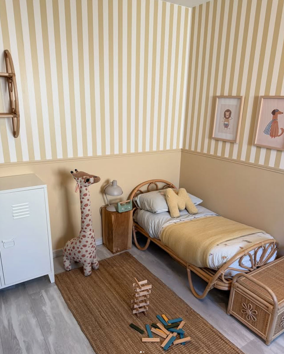 chambre-enfant-rayure-beige